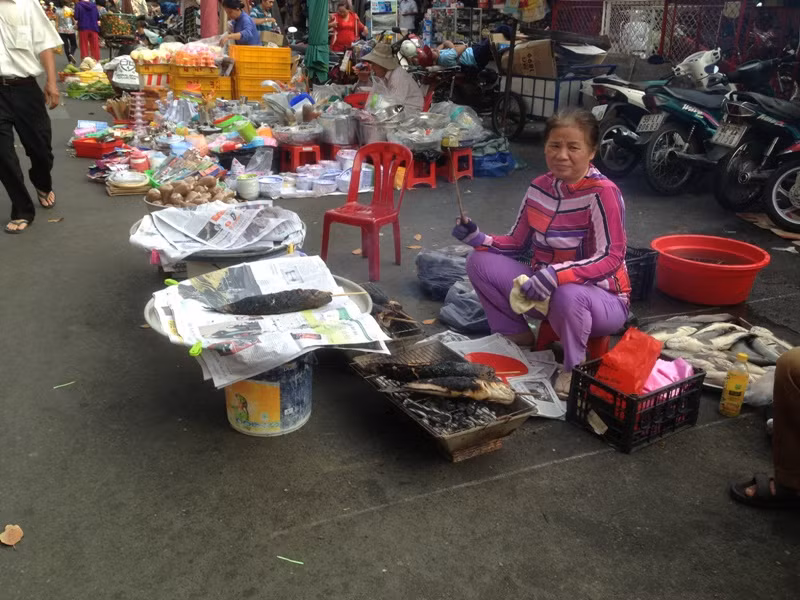 TPHCM: Người dân tấp nập mua đồ cúng ngày vía Thần tài ảnh 3