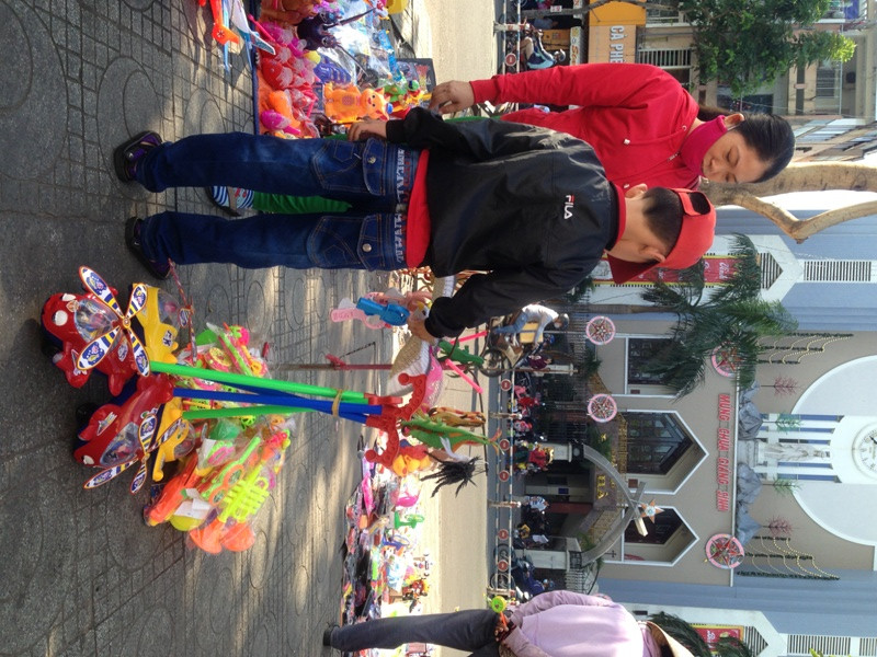 Tràn lan đồ chơi không nguồn gốc trước bệnh viện ảnh 2