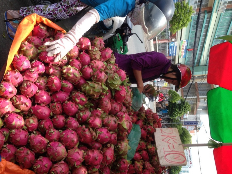 Nghịch lý trái cây: 'Nội' giải cứu, 'ngoại' xếp hàng chờ mua ảnh 4