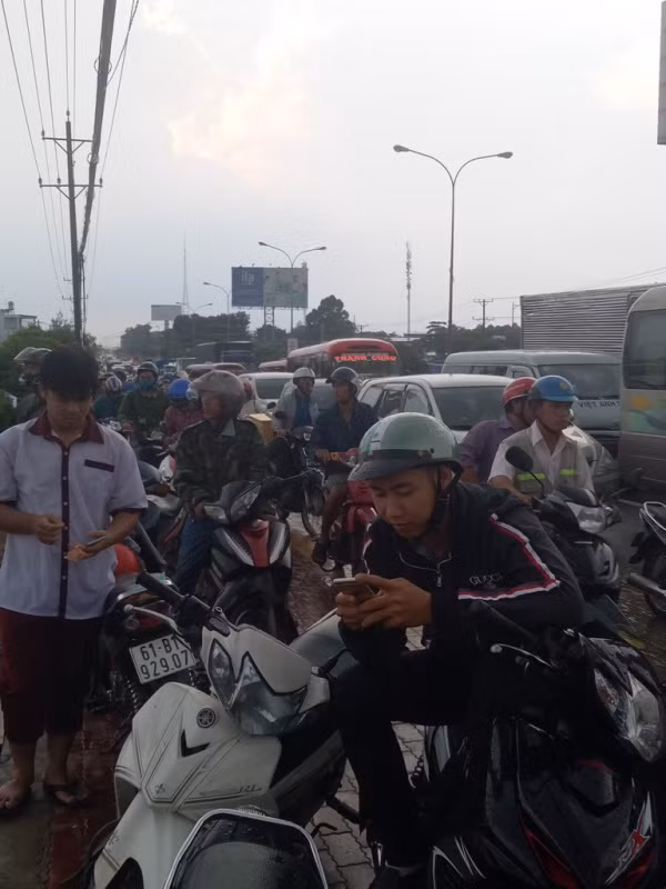 Đại lộ Bình Dương 'tê liệt' trong cơn mưa nặng hạt ảnh 4