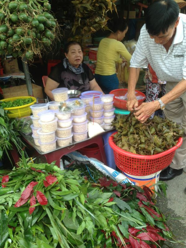 Bánh ú, lá xông nhộn nhịp xuống đường dịp tết Đoan Ngọ ​ ảnh 1