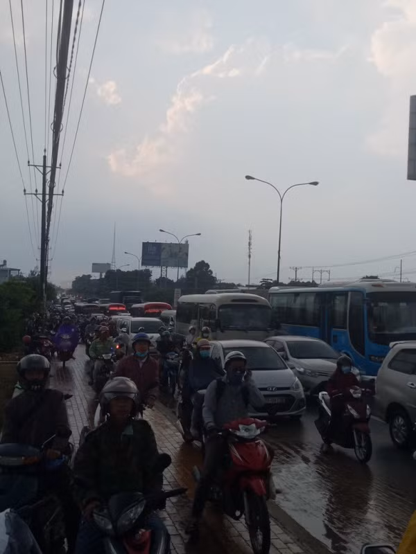 Đại lộ Bình Dương 'tê liệt' trong cơn mưa nặng hạt ảnh 1
