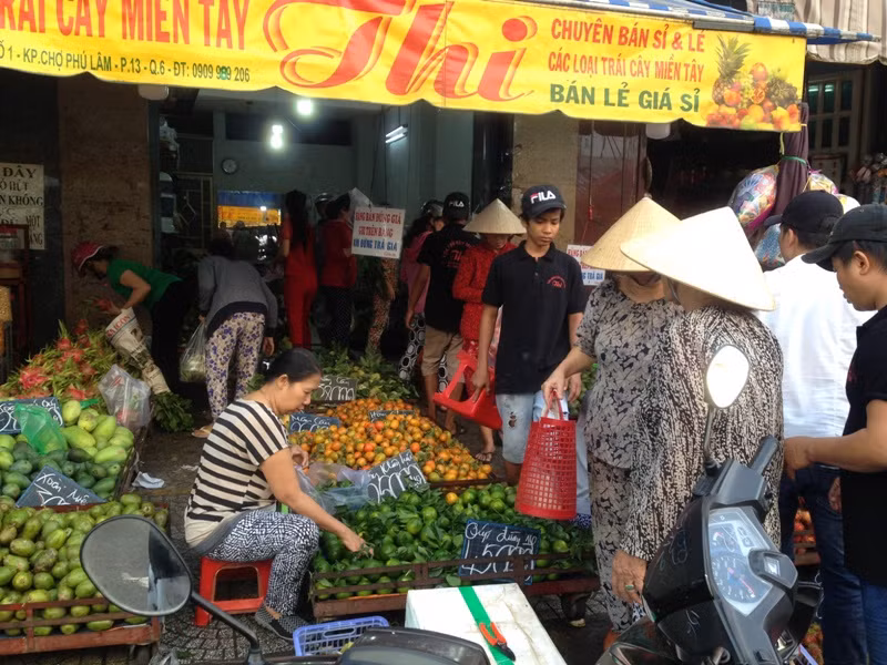 Thị trường rằm tháng 7: Đắt đồ chay, đìu hiu đồ mã ở TPHCM ảnh 1