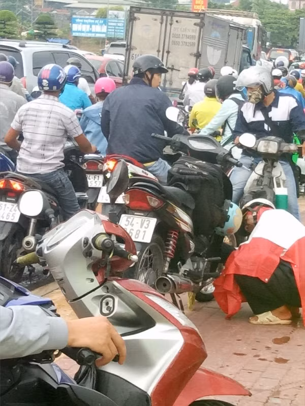 Đại lộ Bình Dương 'tê liệt' trong cơn mưa nặng hạt ảnh 3