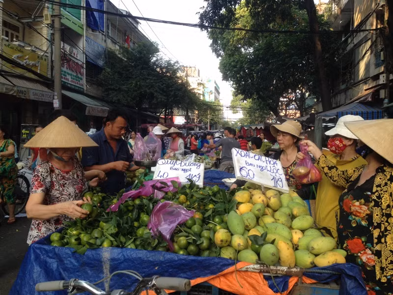 TPHCM: Người dân tấp nập mua đồ cúng ngày vía Thần tài ảnh 12