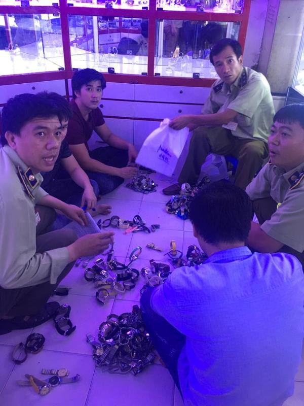 Hàng hiệu 'giả' tràn lan trong chợ Bến Thành ảnh 1