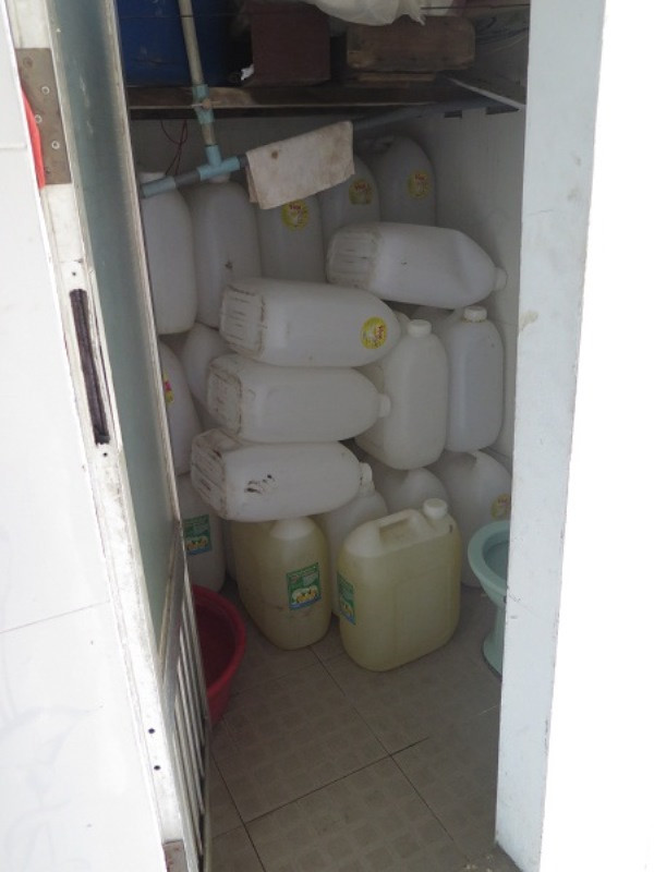 Tạm ngưng hoạt động cơ sở chế biến suất ăn nhếch nhác ảnh 2