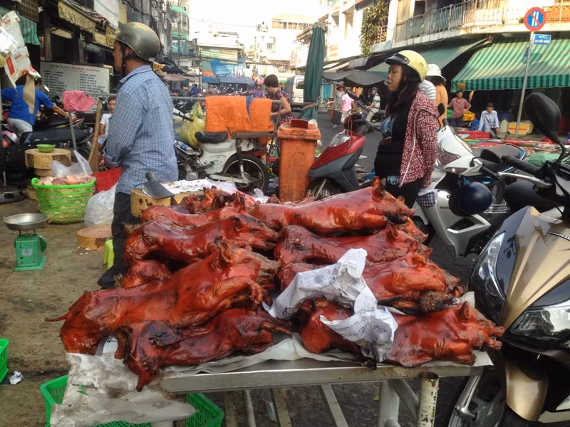 TPHCM: Người dân tấp nập mua đồ cúng ngày vía Thần tài ảnh 14