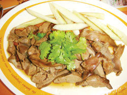 Bổ sung vitamin A từ gan giúp trì hoãn thoái hóa điểm vàng. Ảnh: Thanh Niên 