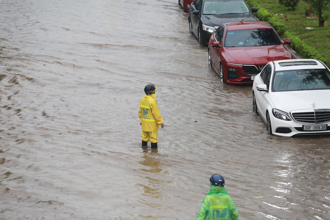 Các phương tiện di chuyển chậm qua đoạn ngập, giao thông nhanh chóng ùn tắc.