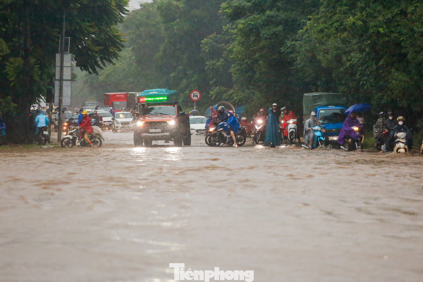Ghi nhận của PV, sau nhiều giờ mưa lớn do ảnh hưởng của hoàn lưu cơn bão số 2, nhiều tuyến phố ở Hà Nội ngập sâu trong nước. Thậm chí, tuyến đường gom Đại lộ Thăng Long, đường Lê Trọng Tấn (Hoài Đức, Hà Nội) xuất hiện nhiều điểm ngập úng sâu hơn 1m, khiến giao thông tại các khu vực trên "tê liệt".