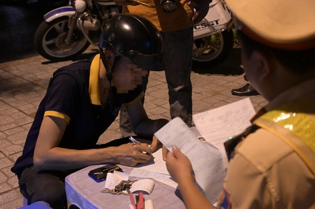 Khi bị CSGT tạm giữ giấy phép lái xe trên môi trường điện tử, anh T. tỏ ra bất ngờ. "Tôi chưa nắm quy định mới về việc bị tạm giữ giấy tờ trên môi trường điện tử thông qua ứng dụng này. Tuy nhiên, trước đó tôi đã định danh mức 2, tích hợp một số giấy tờ vào ứng dụng. Tôi thấy, việc kiểm tra giấy tờ trên ứng dụng khá nhanh và tiện lợi, nếu người dân không may quên bản gốc vẫn có thể xuất trình bằng điện thoại", anh T. nói.