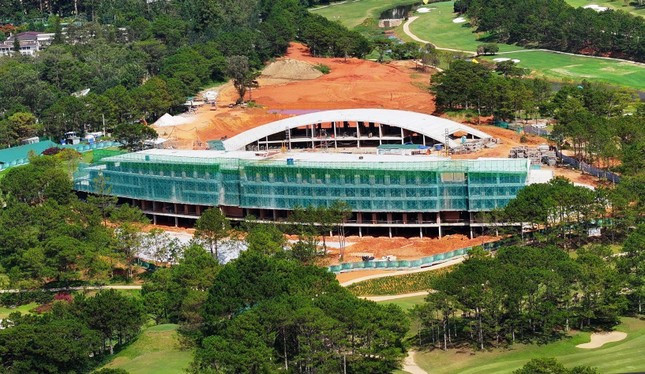 Cụm công trình sai phép, không phép trên Đồi Cù. Cụm công trình sai phép, không phép trên Đồi Cù.