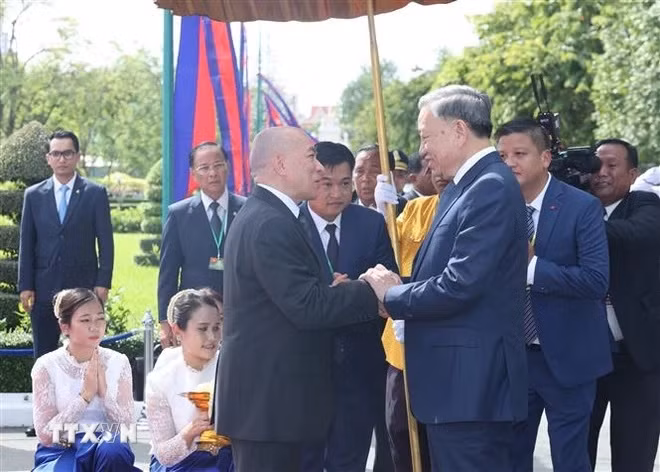 Quốc vương Norodom Sihamoni đón Chủ tịch nước Tô Lâm. (Ảnh: Nhan Sáng/TTXVN)