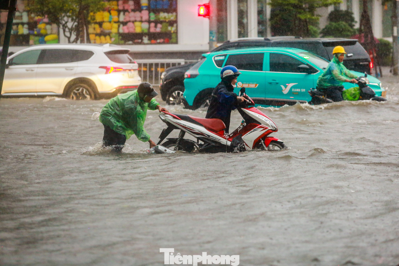 Nước ngập qua bánh, một phương tiện được người dân hỗ trợ vượt qua điểm ngập sâu.