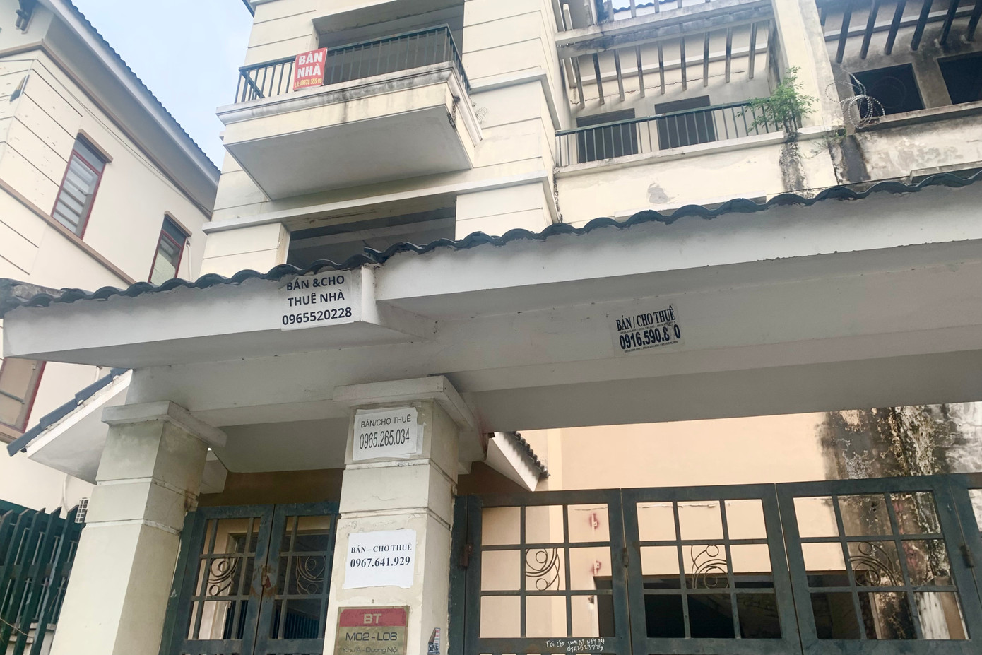 Biển bán nhà, cho thuê được quảng cáo quanh những ngôi biệt thự