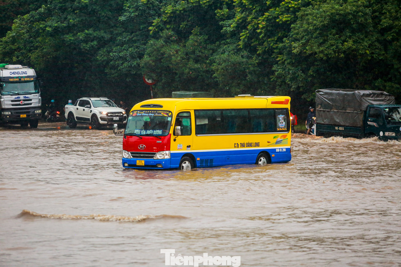 Không chỉ xe máy, ô tô cố gắng vượt qua nút giao, chết máy ngay giữa biển nước.