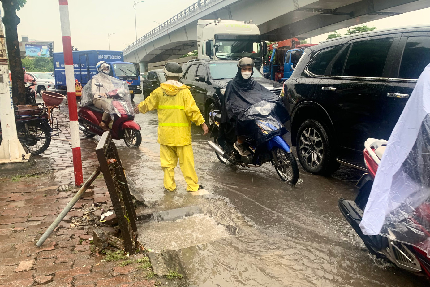 Nắp cống liên tục được mở để thoát nước.