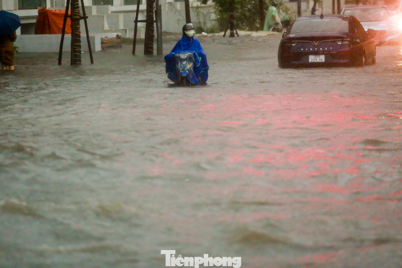 Nhiều đoạn ngập sâu hơn 1m, không thể phân biệt được đường và vỉa hè.