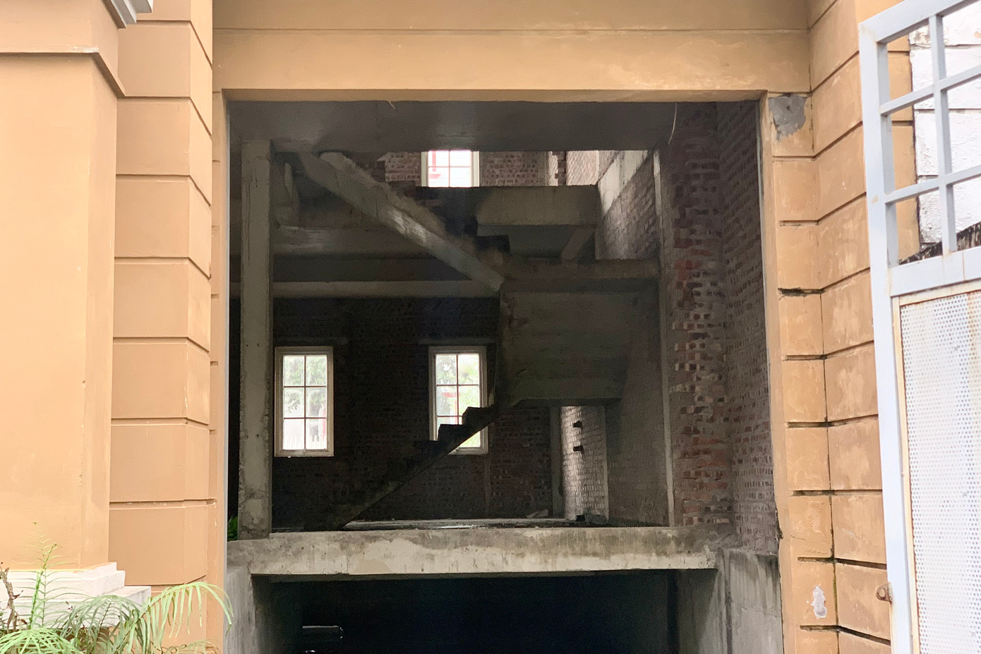 Bên trong chủ yếu là phần thô, tuy nhiên công trình không được hoàn thiện do không có người mua, người thuê.