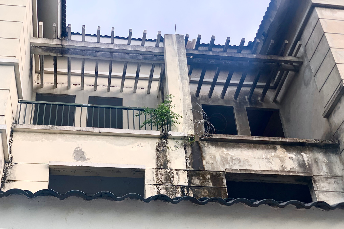 Công trình hoen gỉ, xuống cấp theo thời gian.