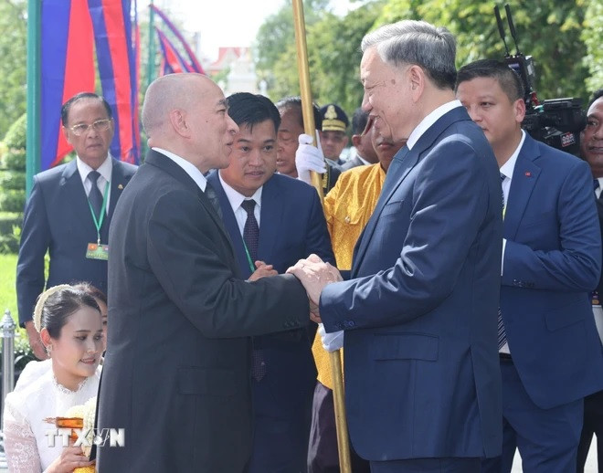 Quốc vương Norodom Sihamoni đón Chủ tịch nước Tô Lâm. (Ảnh: Nhan Sáng/TTXVN)