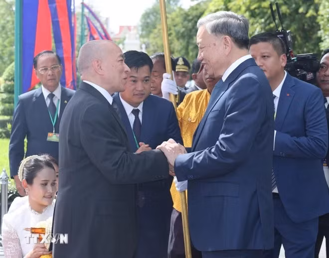 Quốc vương Norodom Sihamoni đón Chủ tịch nước Tô Lâm. (Ảnh: Nhan Sáng/TTXVN)