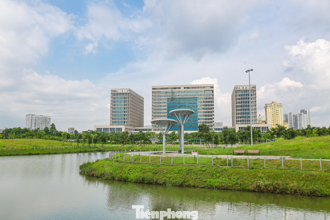 Hồ điều hòa nằm trong công viên rộng 2,5ha.