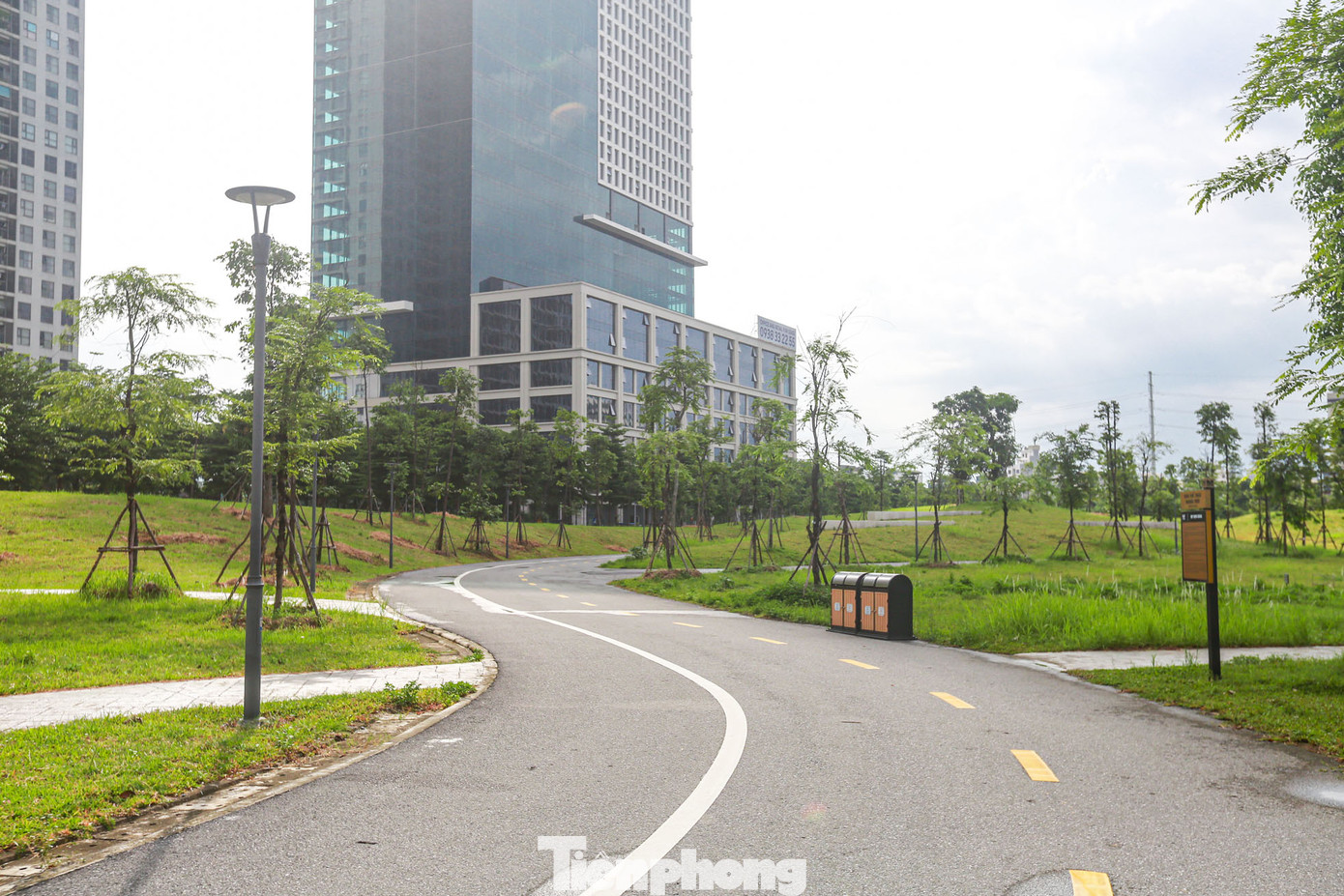 Vườn hoa, cây xanh tạo một khung cảnh lãng mạn.