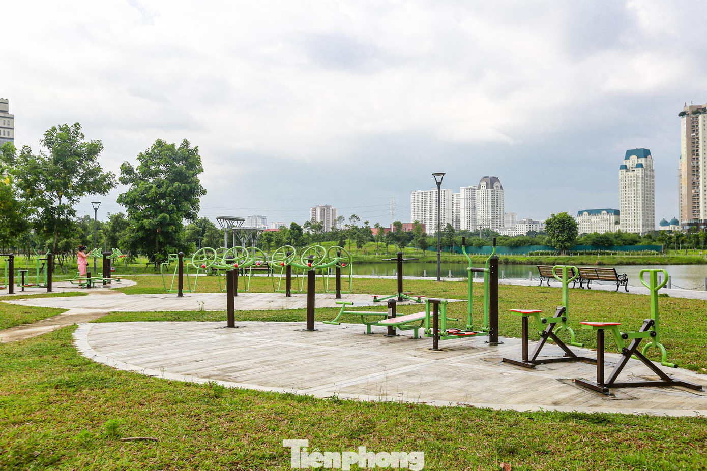 Hệ thống máy tập ngoài trời được bố trí quanh công viên.