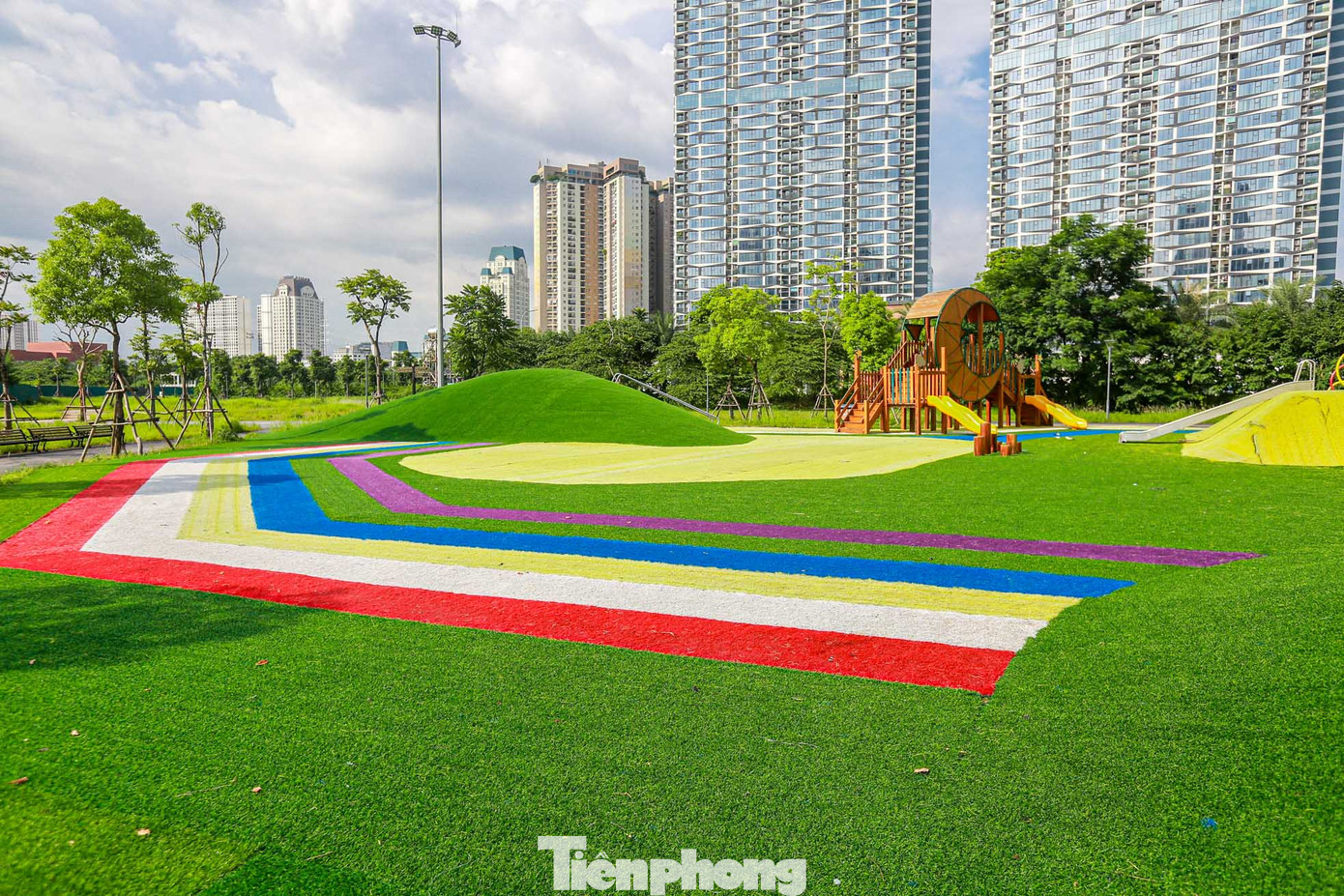 Khu vui chơi dành cho trẻ em rộng 2.750m2 được thiết kế nhiều màu sắc bắt mắt.
