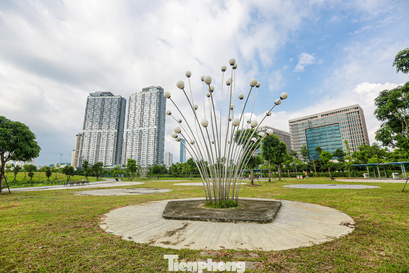 Hệ thống đèn hiện đại, bắt mắt được bố trí quanh công viên.