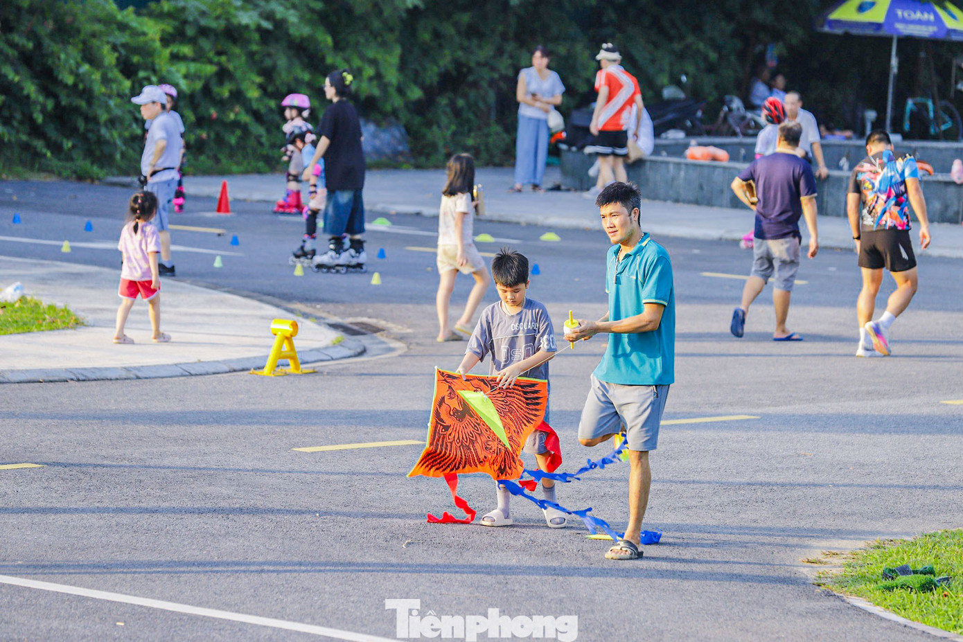 Dù mới mở cửa nhưng công viên đã thu hút rất nhiều người dân đến vui chơi, sinh hoạt tại đây.