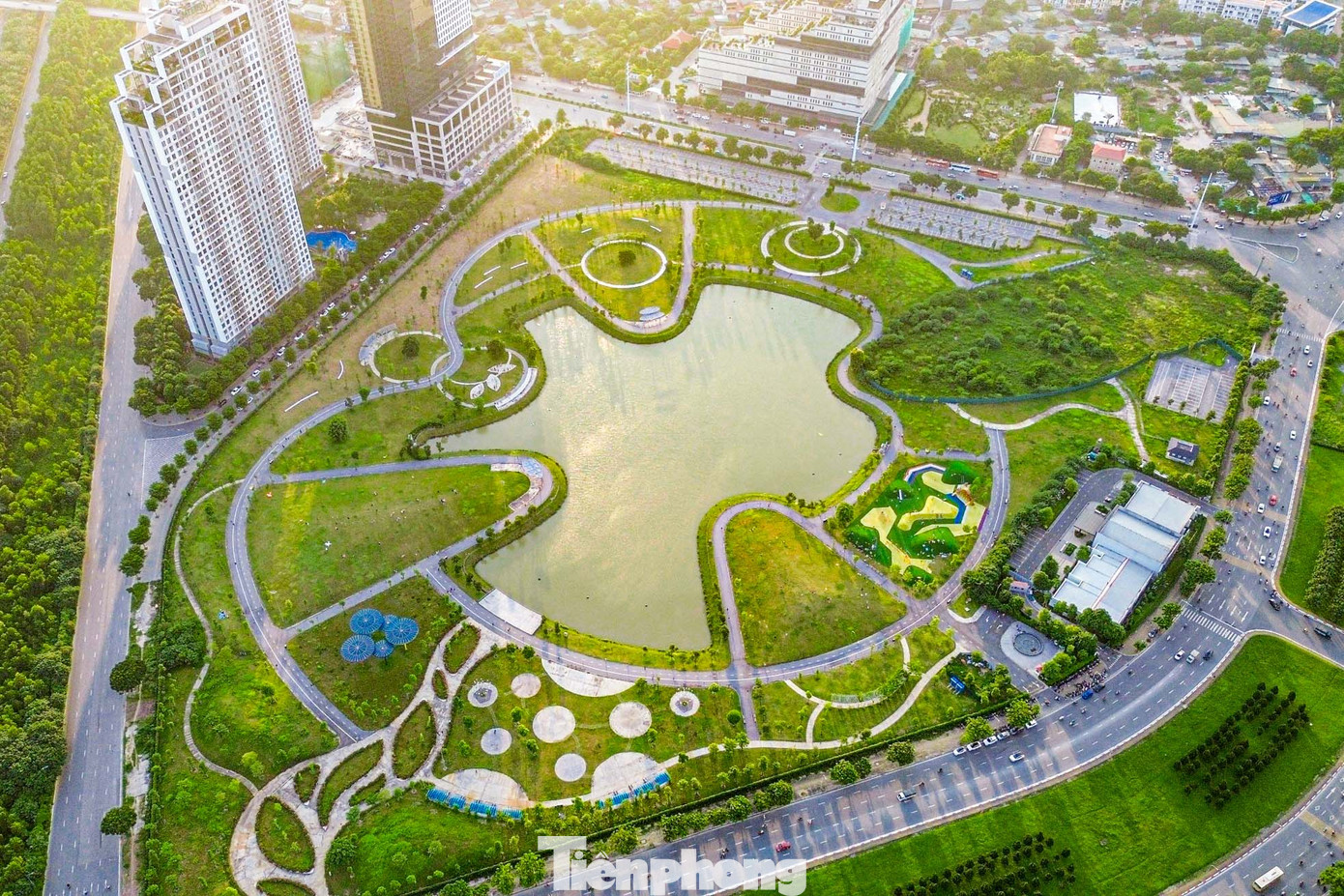 Được đầu tư xây dựng với diện tích lên tới 144.140m2, công viên The Matrix One (hay được gọi là công viên Mễ Trì) hiện là công viên mở lớn nhất quận Nam Từ Liêm (Hà Nội). Công viên nằm ngay trục đường Lê Quang Đạo - Châu Văn Liêm.