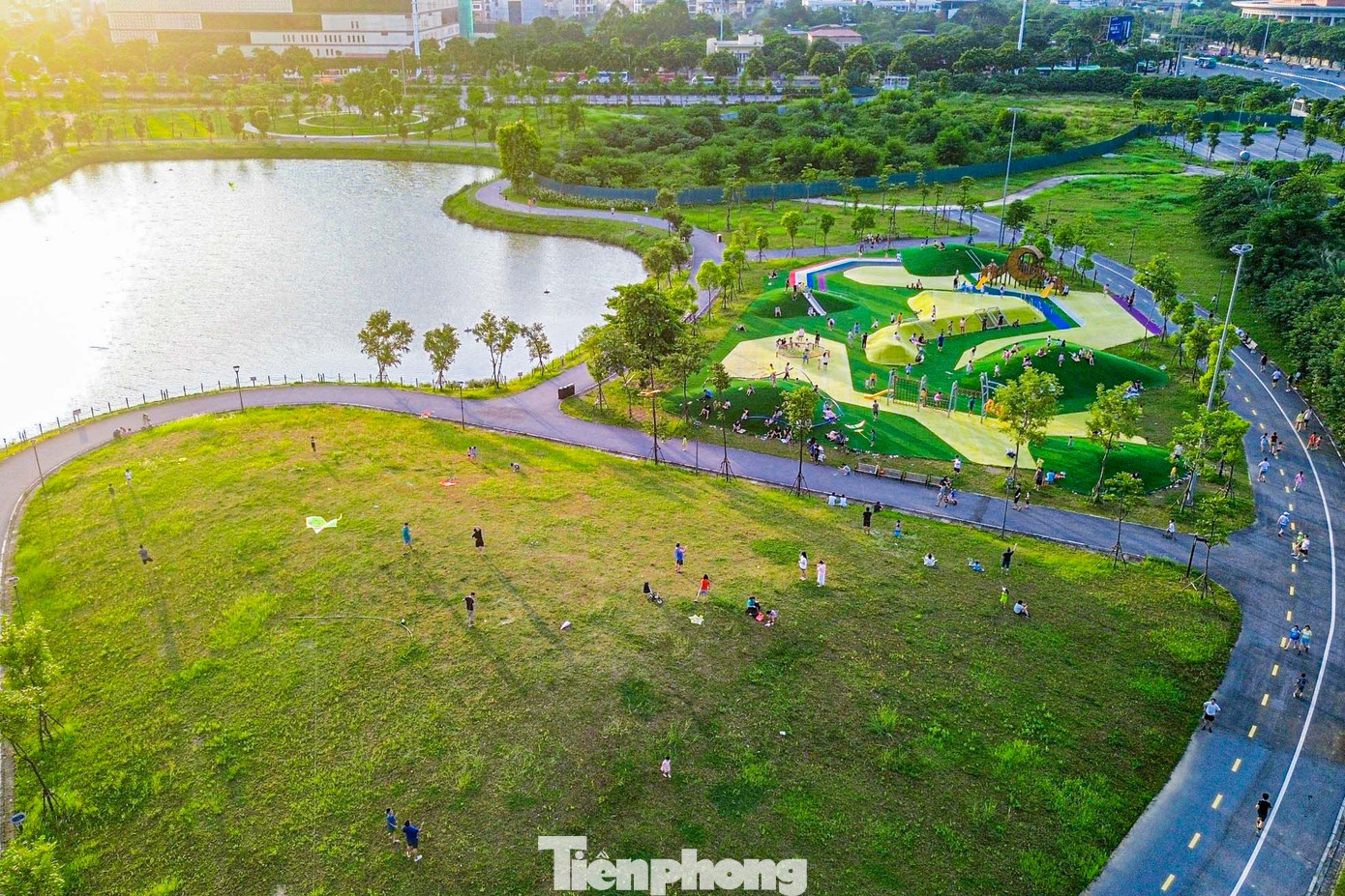 Chỉ với 5% mật độ xây dựng tạo nên không gian vui chơi, vận động thể dục thể thao và nhiều dịch vụ giải trí khác. Phần lớn diện tích còn lại dành cho cây xanh cùng hồ nước lớn có diện tích khoảng 25.000m2.