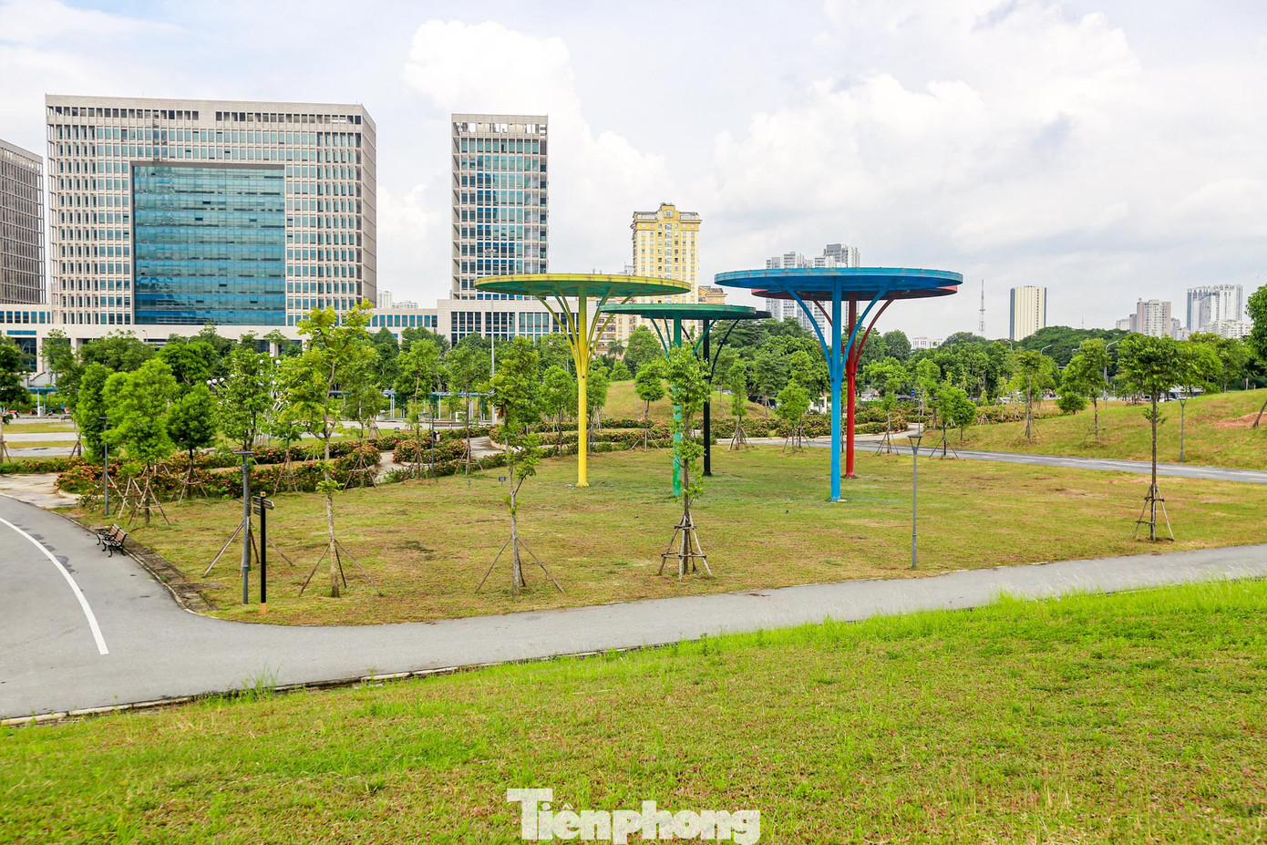 Công viên nằm vị trí đắc địa ngay trục đường Lê Quang Đạo, đại lộ Thăng Long, gần SVĐ Mỹ Đình, Trung tâm Hội nghị Quốc gia...