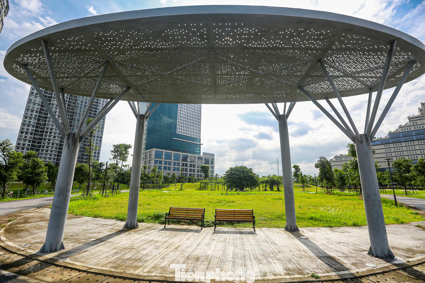 Hệ thống ghế ngồi, mái che, cảnh quan hiện đại.