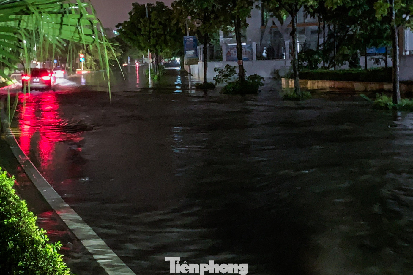 Nước ngập sâu trong đêm, không có biển cảnh báo, nhiều phương tiện bị mắc kẹt ở khu vực ngập úng. Nước ngập sâu trong đêm, không có biển cảnh báo, nhiều phương tiện bị mắc kẹt ở khu vực ngập úng.
