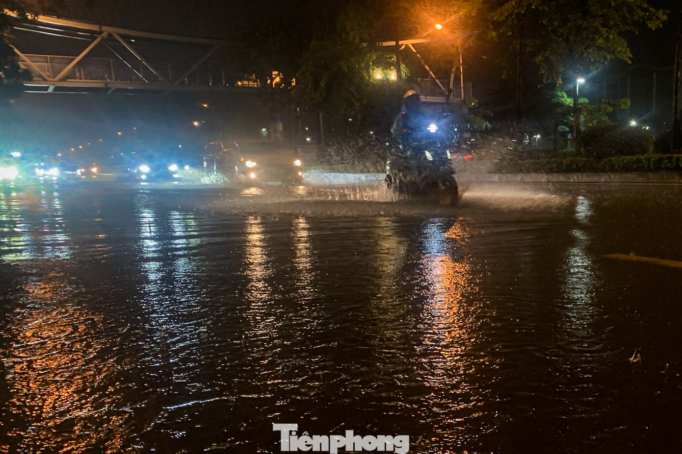 Khoảng 23h, cơn mưa lớn vẫn tiếp tục không ngớt, các phương tiện chỉ có thể di chuyển chậm qua khu vực ngập úng. Khoảng 23h, cơn mưa lớn vẫn tiếp tục không ngớt, các phương tiện chỉ có thể di chuyển chậm qua khu vực ngập úng.