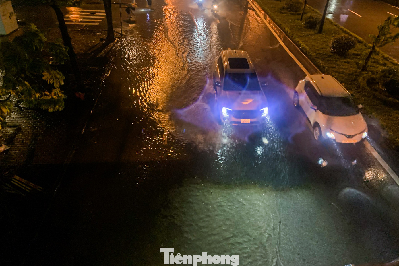Nhiều đoạn đường Cổ Linh chìm trong biển nước từ đêm. Nhiều đoạn đường Cổ Linh chìm trong biển nước từ đêm.
