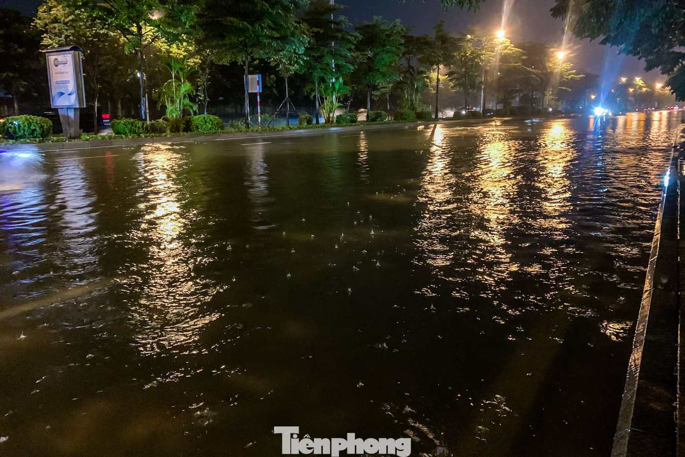 Phố Đàm Quang Trung ngập "thành sông" cả đêm. Phố Đàm Quang Trung ngập "thành sông" cả đêm.