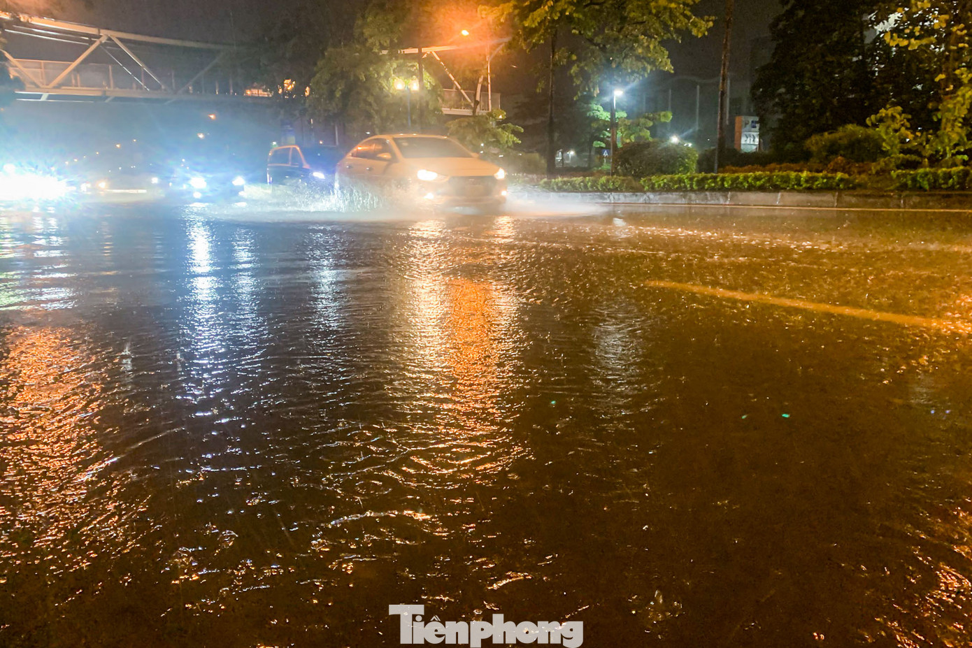 Trung tâm Dự báo khí tượng thuỷ văn quốc gia cho biết, đêm qua và sáng sớm nay (24/7), những đợt mưa vừa, mưa to đã trút xuống các tỉnh, thành Bắc Bộ, cục bộ có nơi mưa rất to. Trung tâm Dự báo khí tượng thuỷ văn quốc gia cho biết, đêm qua và sáng sớm nay (24/7), những đợt mưa vừa, mưa to đã trút xuống các tỉnh, thành Bắc Bộ, cục bộ có nơi mưa rất to.