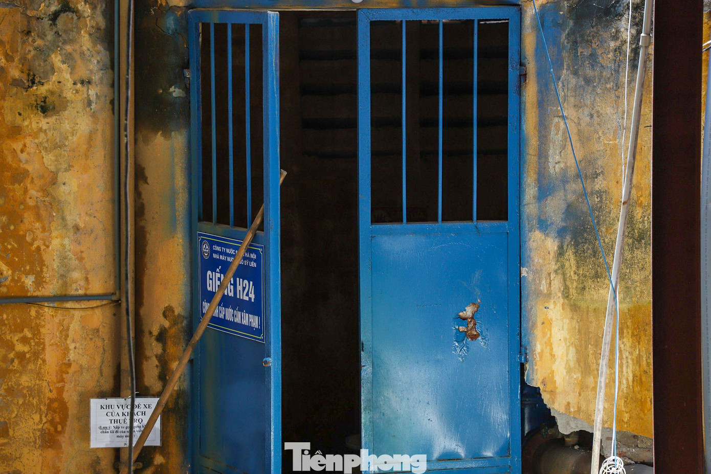 Người dân cho biết, trước thời điểm xảy ra vụ việc, giếng H24 hoạt động bình thường, mỗi năm đơn vị vận hành vẫn thay cát lọc.