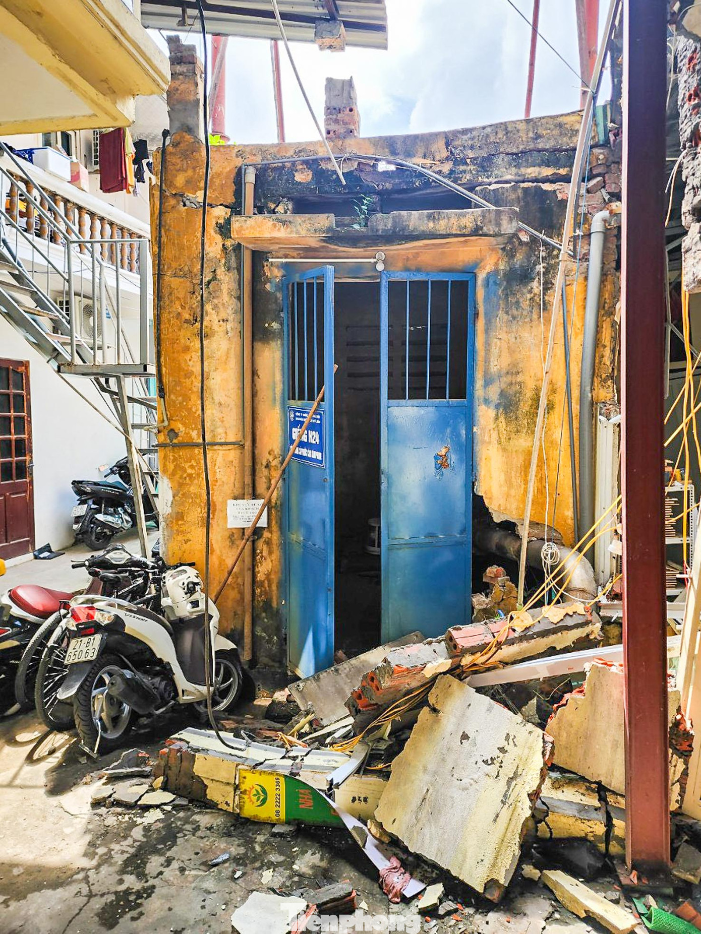 Giếng bị sụt lún so với nền nhà đến cả mét.