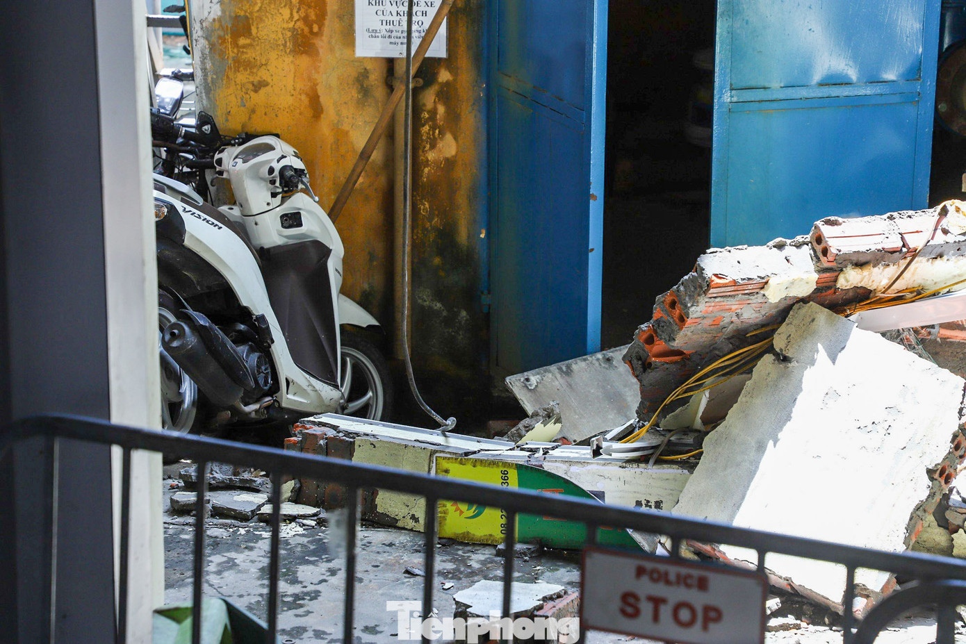 Tường đổ vỡ đè lên hàng loạt xe máy.