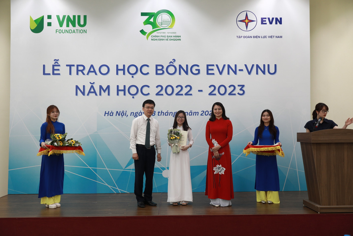 Linh gặt hái được nhiều học bổng trong quá trình học tập.