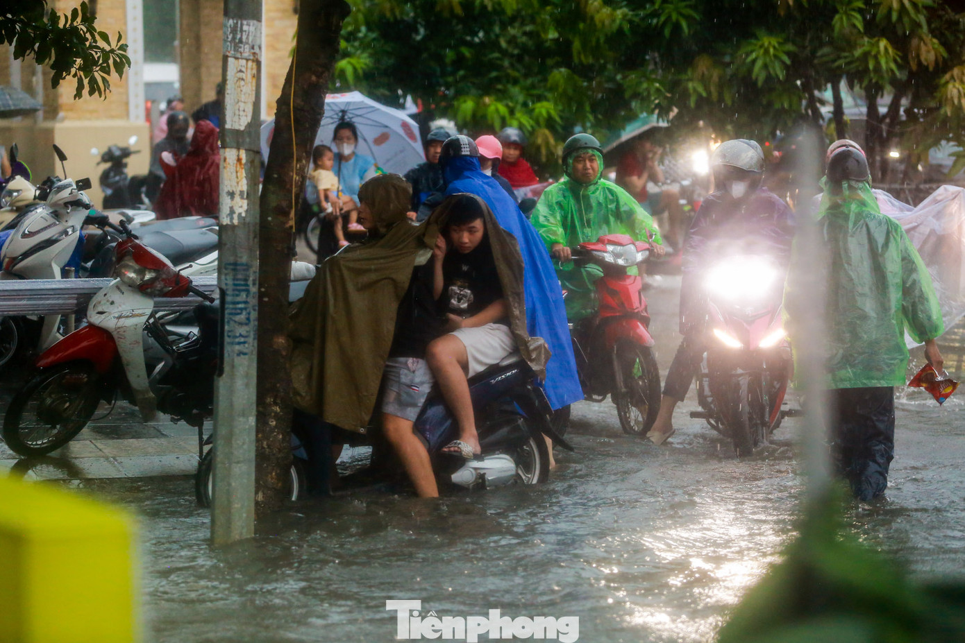 Nhiều người dừng xe trước biển nước khiến giao thông trở nên tắc nghẽn.