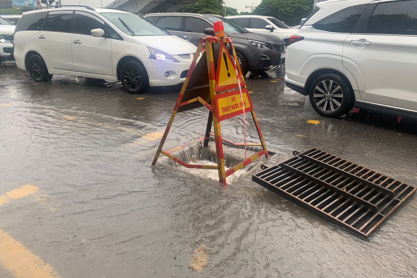 Nắp cống liên tục được mở để thoát nước.