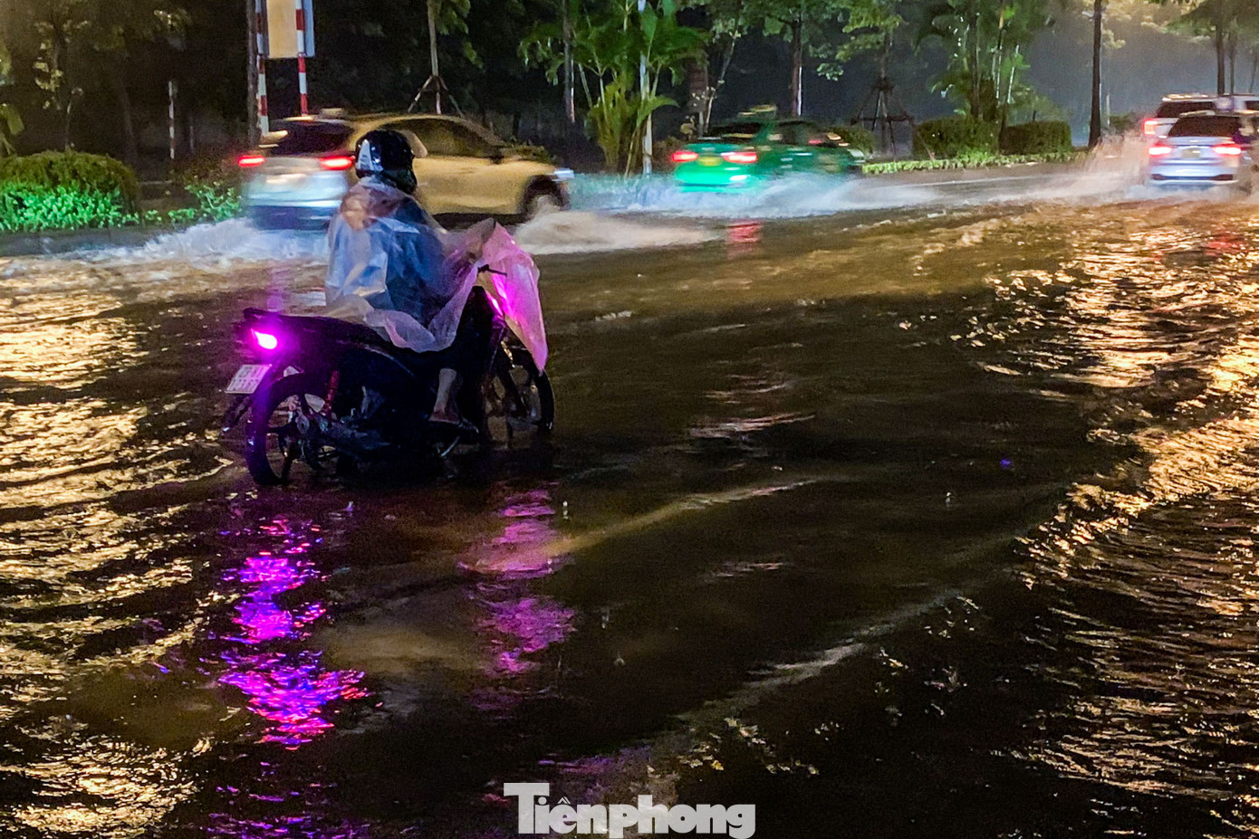 Một phương tiện chết máy khi lao qua biển nước giữa đêm. Một phương tiện chết máy khi lao qua biển nước giữa đêm.