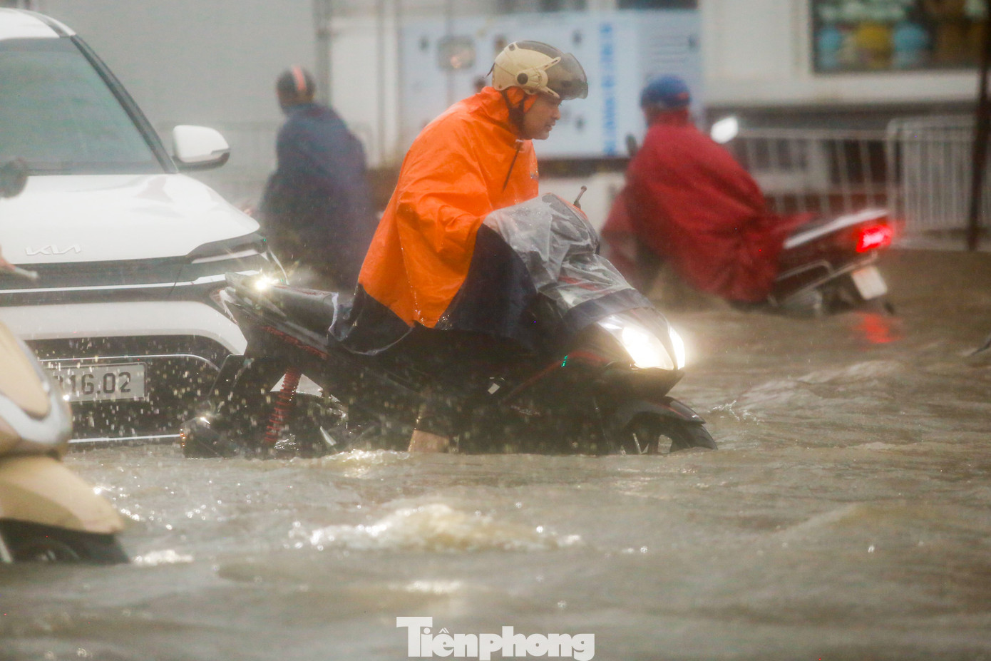 Phương tiện lần lượt chết máy giữa biển nước.